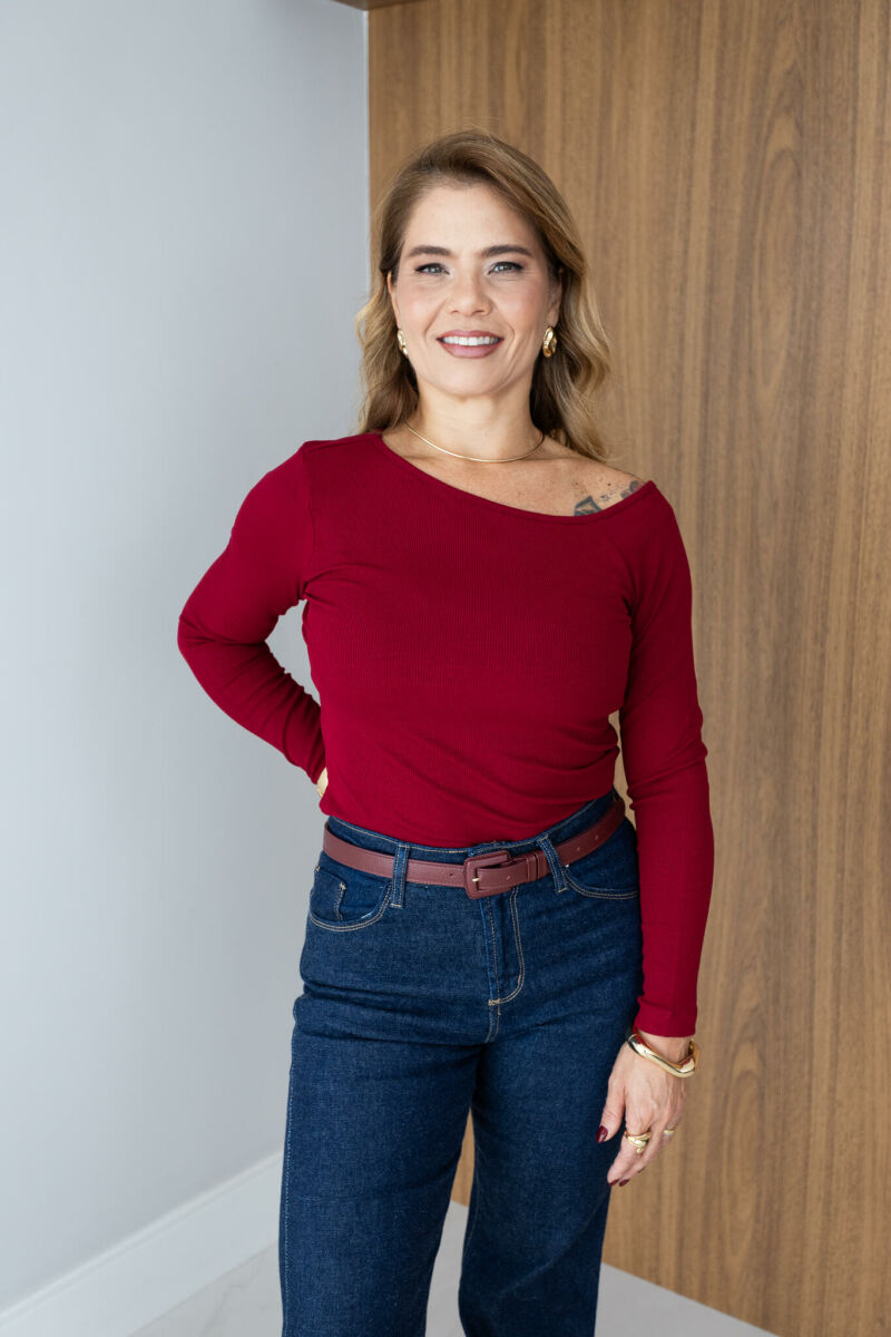 Imagem de Blusa Janaina - Marsala - Canelada, Moderna e com Decote Assimétrico de M/L